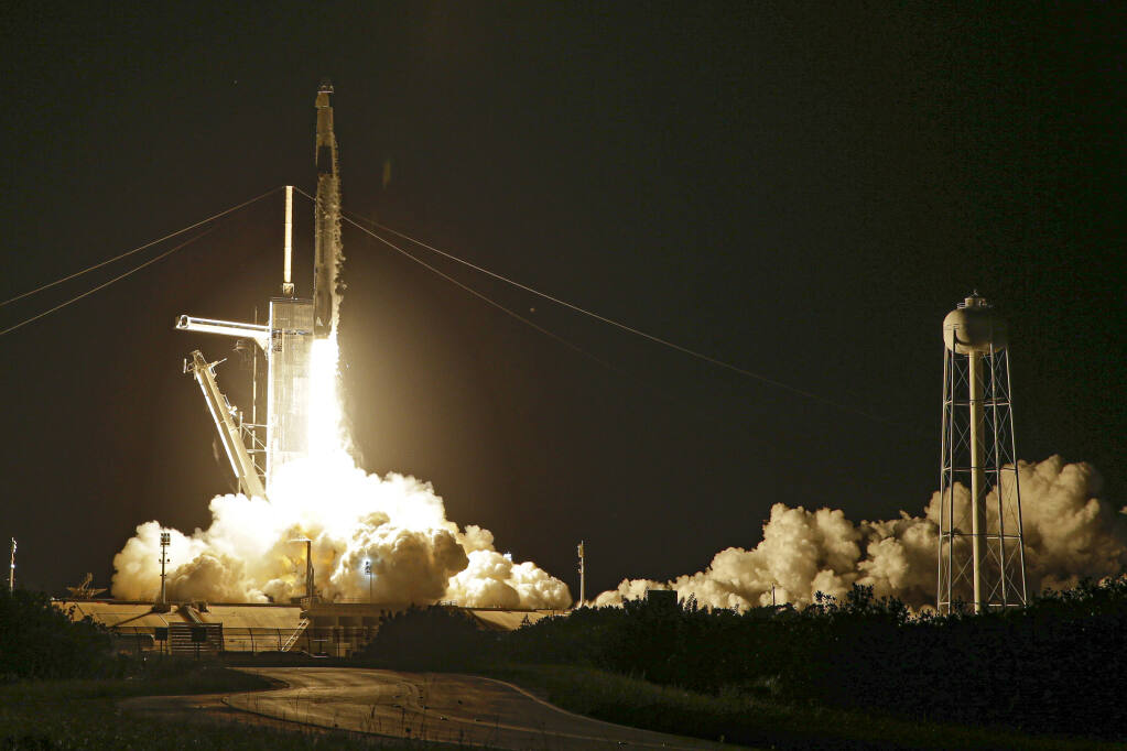 SpaceX lance 4 amateurs en voyage privé autour de la Terre